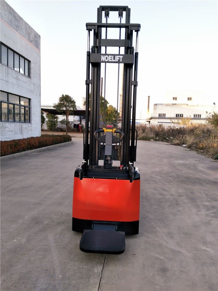 操作が簡単な電気スタッカー 1500mm および 2000kg