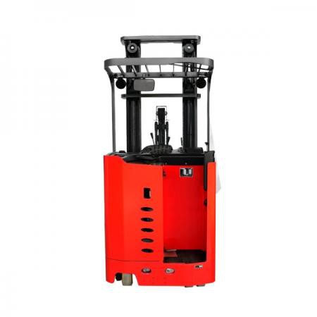 ペダル高到達トラック 2.0 トン 7.5 メートルの上に立つ